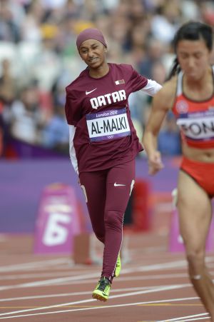 La corredora qatarí Noor Hussain Al-Malki se lesionó durante la prueba de 100m. / ADRIAN DENNIS (AFP)