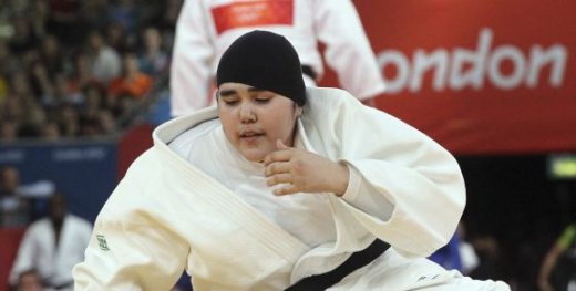 La judoca saudí Wojdan Shaherkani ante la puertorriqueña Melissa Mojica / O. PANAGIOTOU (EFE)