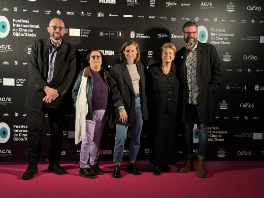 Carla Simón con les Comadres y la dirección del FICX62